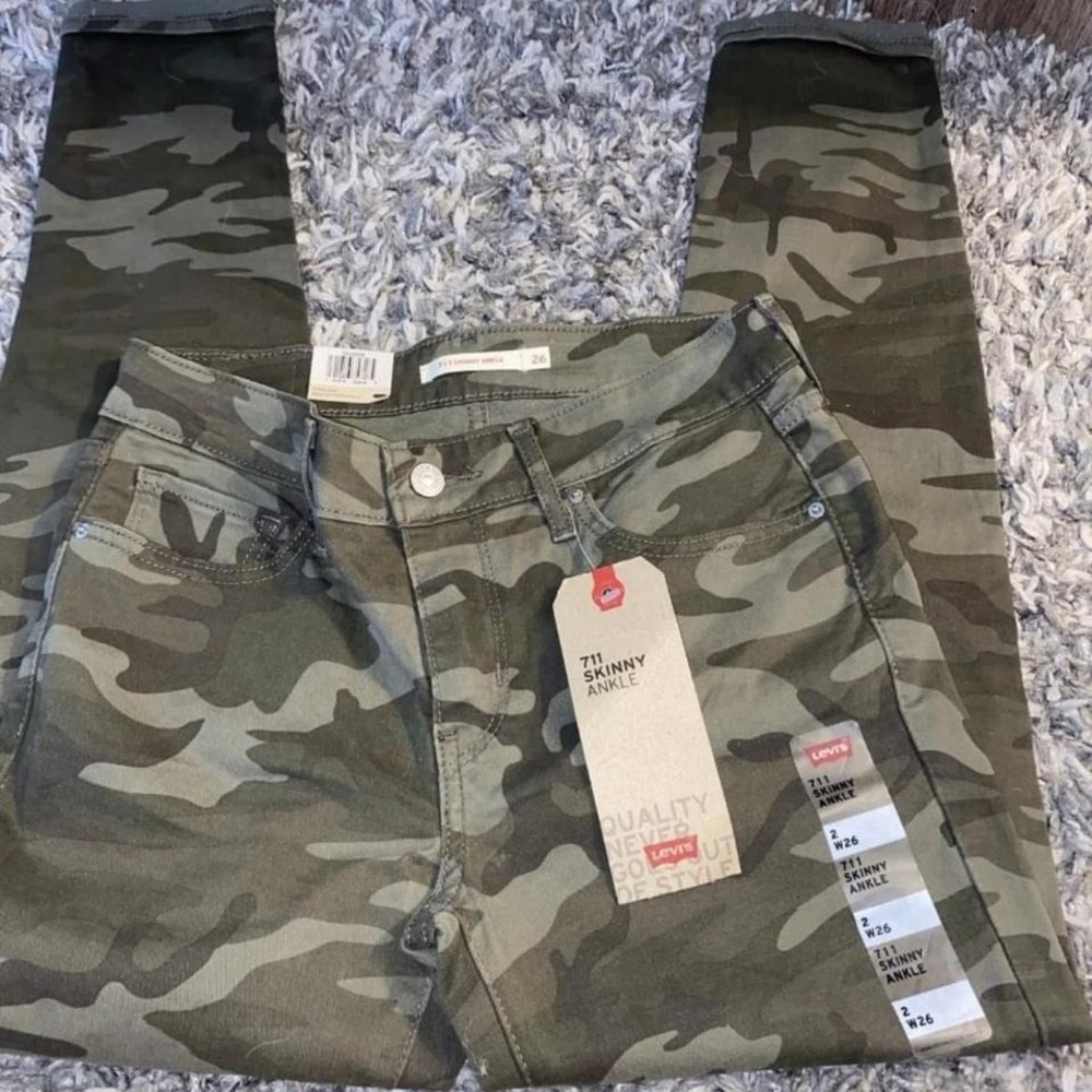 Levis 711 Skinny Womens Ankle Camo Pants, sz 2/W26